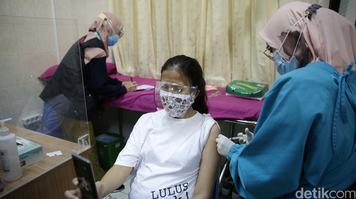 Ekspresi Ibu Hamil Saat Disuntik Vaksin Pfizer Sejumlah ibu hamil mendapat vaksin COVID-19 Pfizer di Puskesmas Cilandak, Jakarta Selatan, Senin (23/8/2021). Begini ekspresi mereka saat disuntik vaksin.