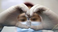 Petugas menunjukan vaksin Pfizer. Sebelumnya, pemerintah mengimpor sebanyak 1,56 juta vaksin Pfizer.