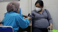 Pemeriksaan kesehatan menggunakan sekat transparan. Vaksin ini akan diprioritaskan untuk wilayah Jakarta, Bogor, Depok, Tangerang, dan Bekasi (Jabodetabek).