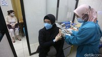 Petugas menyuntikan vaksin Pfizer dosis pertama kepada ibu hamil di Puskesmas Cilandak, Jakarta Selatan, Senin (23/8/2021).