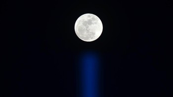 Fenomena Blue moon atau bulan biru adalah bulan purnama ketiga dari salah satu musim astronomis yang di dalamnya terjadi empat kali bulan purnama. Kemunculan Bulan purnama ketiga belas itu dianggap sebagai keadaan yang sangat disayangkan karena mengacaukan Peringatan Hari Besar Kristen seperti Prapaskah dan Paskah yang menggunakan Bulan purnama. ANTARA FOTO/Yusuf Nugroho