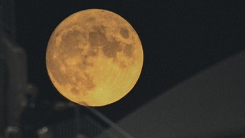 Bulan purnama ini juga muncul saat para penggemar menonton paruh kedua pertandingan sepak bola pramusim NFL antara Pittsburgh Steelers dan Detroit Lions, di Pittsburgh. (AP/Don Wright)