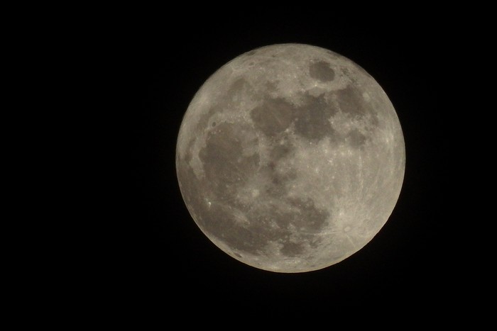Fenomena Bulan Biru Musiman atau Seasonal Blue Moon di langit Bekasi, Minggu (22/8/2021). Bulan Biru adalah purnama ketiga dari salah satu musim astronomis yang di dalamnya terjadi empat kali bulan purnama. ANTARA FOTO/Paramayuda/wsj.