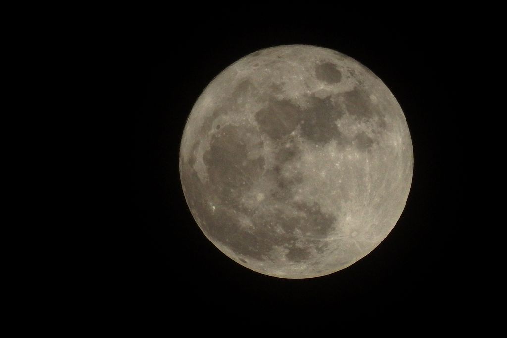 Minggu (22/8/2021) Peristiwa bulan biru musiman di langit Begum.  Bulan biru adalah bulan purnama ketiga dari musim astronomi di mana empat bulan purnama terjadi.  Foto di antara / Paramayuta / wsj.