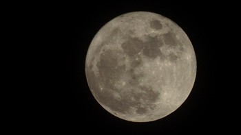 Karena alasan tersebut angka tiga belas dianggap sebagai angka sial. Dengan Bulan purnama ekstra itu, itu juga berarti bahwa salah satu dari empat musim tahun itu akan berisi empat Bulan purnama, bukan tiga seperti biasanya. Ketika musim tertentu memiliki empat Bulan purnama, yang ketiga tampaknya disebut blue moon sehingga yang keempat dan terakhir dapat terus disebut bulan akhir. ANTARA FOTO/Paramayuda