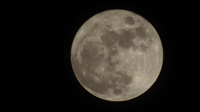 Fenomena Bulan Biru Musiman atau Seasonal Blue Moon di langit Bekasi, Minggu (22/8/2021). Bulan Biru adalah purnama ketiga dari salah satu musim astronomis yang di dalamnya terjadi empat kali bulan purnama. ANTARA FOTO/Paramayuda/wsj.