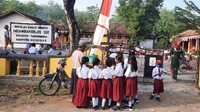 Namun PTM dihentikan karena para siswa berkerumun saat bermain dan membeli makanan.