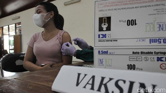 Program vaksinasi COVID-19 massal terus digencarkan di Yogyakarta. Vaksinasi COVID-19 itu kali ini sasar kelompok rentan mulai transgender hingga lansia.