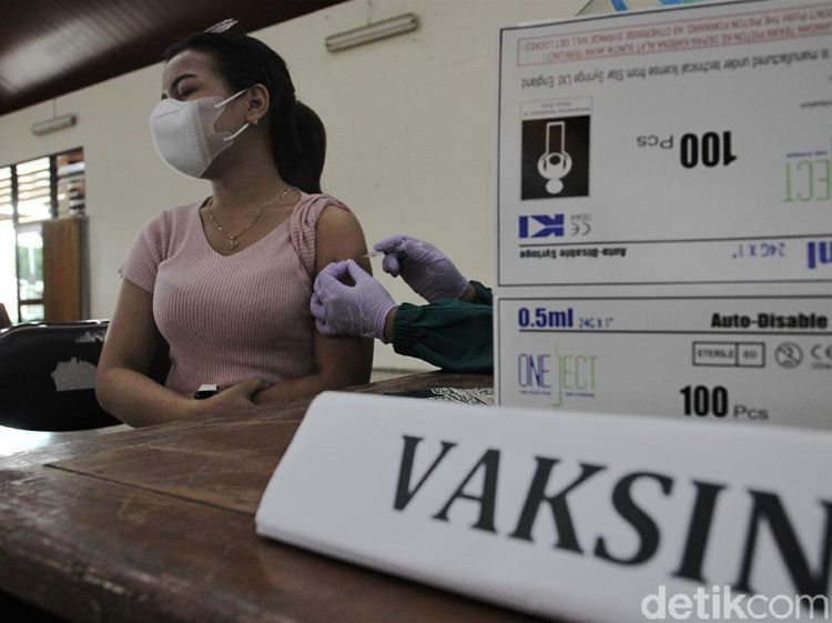 Gencar Vaksinasi Kelompok Rentan, Transgender-Lansia Divaksin Corona