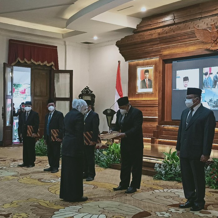 Gubernur Khofifah Indar Parawansa melantik pimpinan Badan Amil Zakat Nasional (BAZNAS) Jawa Timur