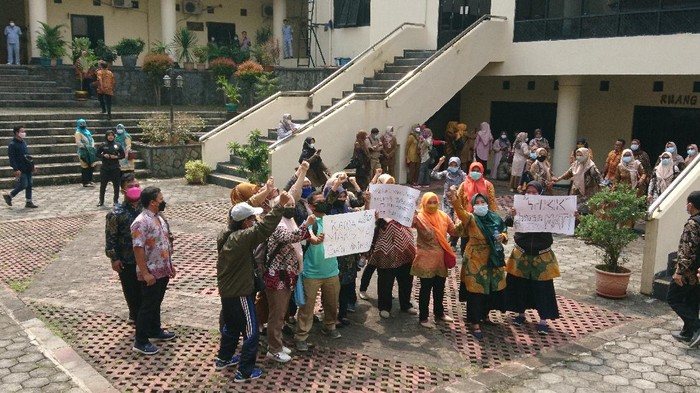 Guru honorer Cilegon geruduk gedung DPRD (M Iqbal/detikcom)