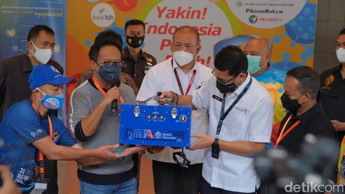 IA-ITB tunujukan alat pemurni udara ke Sandiaga Uno.