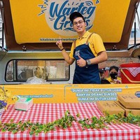 Crazy rich Medan, Indra Kenz dikenal sebagai CEO dan founder dari tujuh bisnis, mulai dari perusahaan trading hingga kuliner. Ia memiliki digital marketing bernama Digital Society Creative. Ia juga merupakan pendiri atau founder Kursus Trading. Selain itu ia memiliki bisnis kuliner yakni Mie Jongkok dan Literally Cafe hingga sekarang punya bisnis fashion yakni Depatu. Foto: Instagram/indrakenz