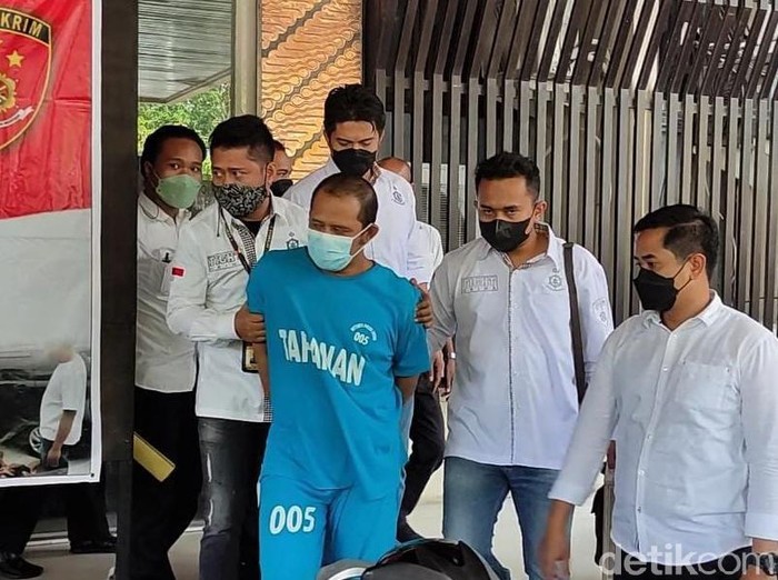 Pelaku teror pelemparan batu ke truk dan mobil di Pantura dibekuk polisi. Pelaku Pelaku mengaku beraksi atas perintah dan imbalan dari seseorang.