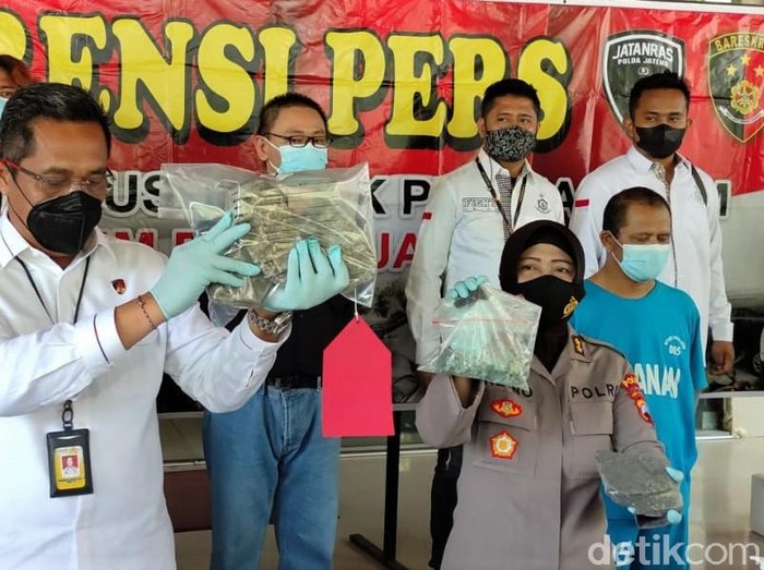 Pelaku teror pelemparan batu ke truk dan mobil di Pantura dibekuk polisi. Pelaku Pelaku mengaku beraksi atas perintah dan imbalan dari seseorang.