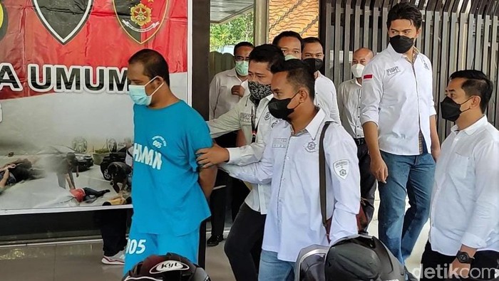 Ini Pelaku Teror Pelemparan Batu ke Truk dan Mobil di Pantura Pelaku teror pelemparan batu ke truk dan mobil di Pantura dibekuk polisi. Pelaku Pelaku mengaku beraksi atas perintah dan imbalan dari seseorang.
