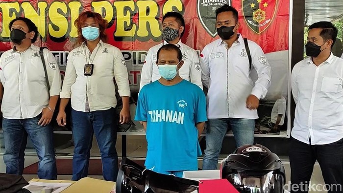 Ini Pelaku Teror Pelemparan Batu ke Truk dan Mobil di Pantura Pelaku teror pelemparan batu ke truk dan mobil di Pantura dibekuk polisi. Pelaku Pelaku mengaku beraksi atas perintah dan imbalan dari seseorang.