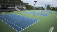 Lapangan dengan kapasitas 500 penonton dan berstandar Internasional ini dapat digunakan untuk menggelar pertandingan malam hari yang dilengkapi lampu sesuai standar yang telah diajukan oleh Technical Delegate (TD) cabang olah raga tenis.