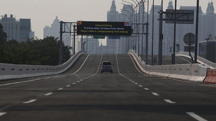 Sejumlah kendaraan melintas di kawasan ruas tol Segmen Kelapa Gading - Pulo Gebang, Jakarta, Senin (23/8).