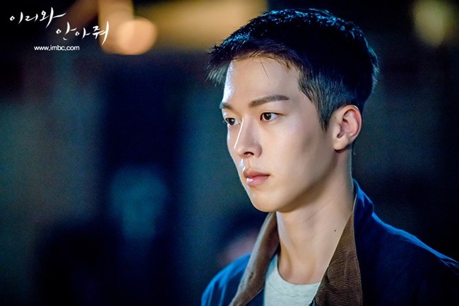 Jang Ki Yong termasuk ‘master ciuman’ yang beradegan ranjang dengan Song Hye Kyo di drakor Now We Are Breaking Up. Adegan serupa terlihat di drakor My Roommate is A Gumiho seperti dalam bayangan lawan mainnya Hyeri. Foto: (dok. ist)