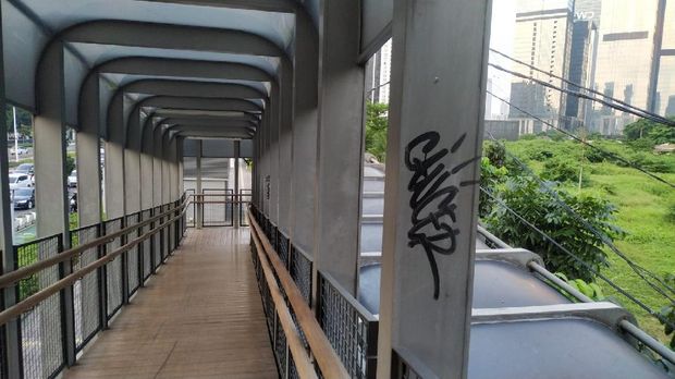 JPO Bundaran Senayan di Jl Sudirman jadi sasaran aksi vandal. JPO Bundaran Senayan di Jl Sudirman jadi sasaran aksi vandal.