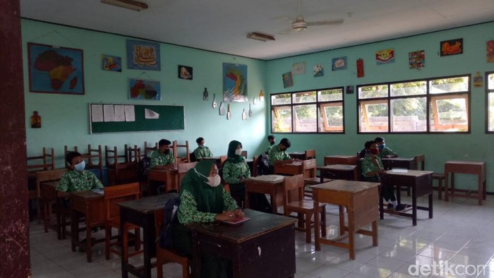 Dinas Pendidikan Kabupaten Pasuruan menggelar pembelajaran tatap muka (PTM) di semua jenjang sekolah. PTM disambut bahagia pihak sekolah, orang tua dan siswa.