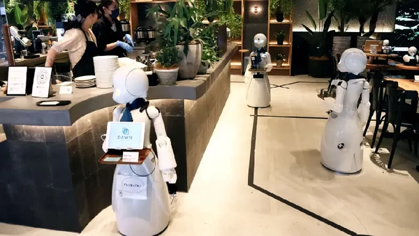 Meski begitu, ada juga beberapa pelayan yang bekerja langsung di tempat. Kafe ini mulai dibuka pada Juni 2021. (Behrouz Mehri/;AFP) Meski begitu, ada juga beberapa pelayan yang bekerja langsung di tempat. Kafe ini mulai dibuka pada Juni 2021. (Behrouz Mehri/;AFP)
