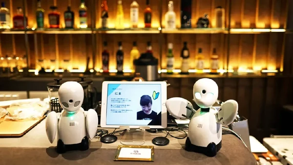 Ternyata, Dawn Kafe memberi peluang difabel yang kesulitan keluar rumah. Mereka bisa mengendalikan robot dari jarak jauh bahkan di luar negeri. (Behrouz Mehri/AFP)