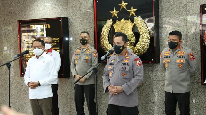 Kapolri Jenderal Listyo Sigit Prabowo memberi keterangan pers soal izin Liga 1 dan 2
