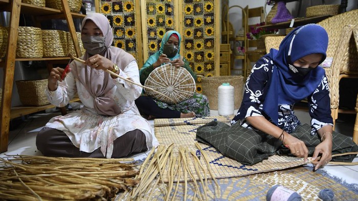 Perajin menyelesaikan kerajinan tangan yang berbahan dasar batang enceng gondok kering di UMKM Wins Rajut, Pasuruan, Jawa Timur