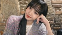 Tak hanya gemar berpose keren, Lisa BLACKPINK juga sering memamerkan pose manisnya. Seperti momennyamenikmati makanan di restoran berikut. Foto: Instagram @lalalalisa_m