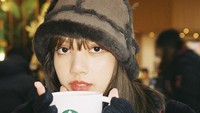 Selain es krim, Lisa juga menyukai kopi hangat. Ini momennya saat menikmati secangkir hangat kopi latte di Starbucks. Foto: Instagram @lalalalisa_m