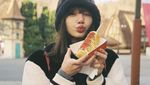Lisa BLACKPINK Debut Solo, Intip Gaya Kerennya Saat Makan Es Krim