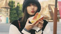 Corn dog adalah jajanan Korea yang sangat populer. Lisa juga sangat menyukainya bisa dilihat dari unggahannya berikut ini. Foto: Instagram @lalalalisa_m