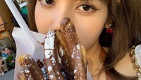 Camilan manis lainnya yang digemari oleh Lisa adlaah churros. Lihat saja siraman saus cokelat di atas churros tersebut sangat menggugah selera. Foto: Instagram @lalalalisa_m