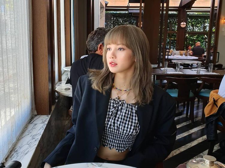 Lisa BLACKPINK Debut Solo, Intip Gaya Kerennya Saat Makan Es Krim