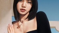 Lisa adalah anggota termuda BLACKPINK yang berasal dari Thailand. Posisinya di BLACKPINK adalah seorang rapper dan main dancer. Parasnya yang cantik membuat Lisa kerap menjadi Brand Ambassador produk ternama. Foto: Instagram @lalalalisa_m