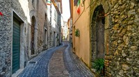 Tapi kini lusinan rumah sudah ditinggalkan. Rumah-rumah ini dijual dengan harga Euro 1 atau sekitar Rp 16 ribuan.  (Maenza/Visit Lazio/CNN)
