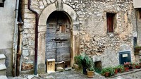 Pelancong yang membeli rumah di Maenza harus berkomitmen untuk merenovasinya dalam kurun waktu tiga tahun. (Maenza/Visit Lazio/CNN)