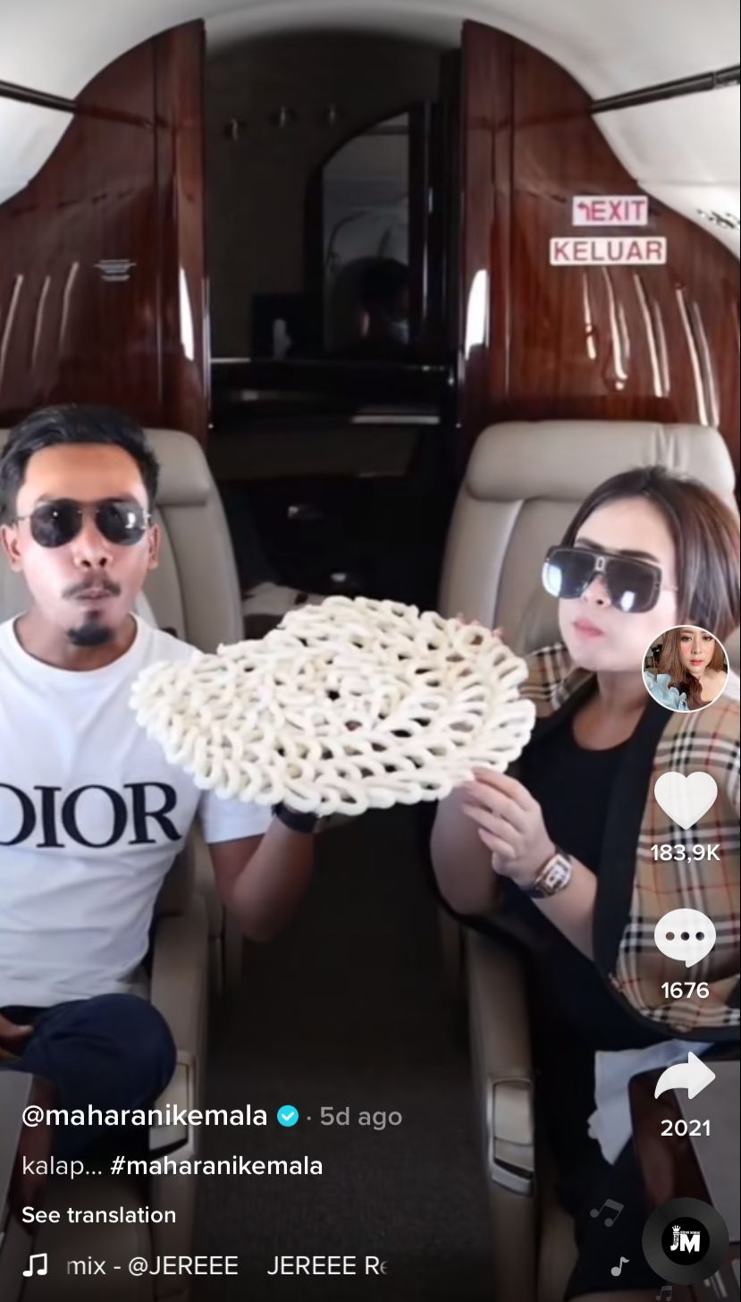 Maharani Kemala Pakai Nampan Hermes Rp 15 Juta dan Makan Kerupuk Kanji di Private Jet