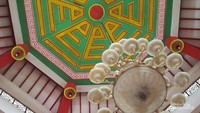Kaligrafi dan aksara mandarin menghiasi di setiap sudut masjid ini