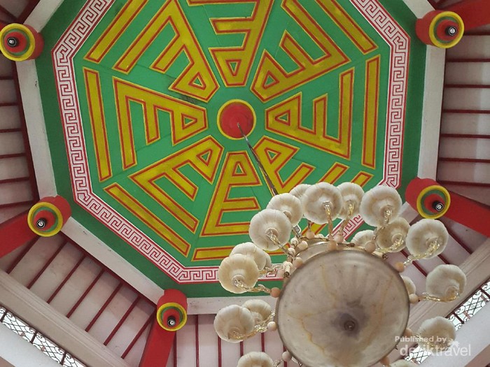 Kaligrafi dan aksara mandarin menghiasi di setiap sudut masjid ini