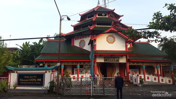 Masjid Muhammad Cheng Hoo berada persis di samping jalan