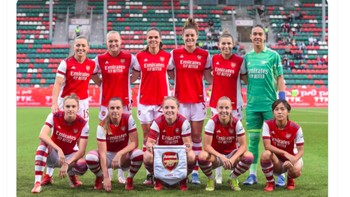 Bahkan netizen ini yakin tim wanita Arsenal mampu mengalahkan tim prianya dengan mudah saking payahnya. Foto: Twitter