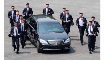 Fans tim lawan berusaha melindungi Arsenal agar tidak dipecat. Foto: Twitter