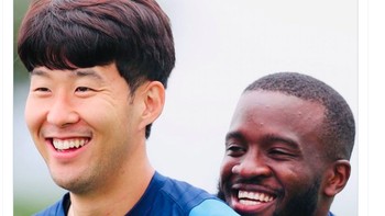 Fans tim lawan seperti Tottenham pun tertawa melihat Arsenal di zona degradasi. Foto: Twitter