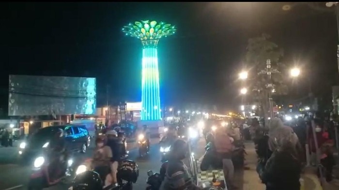 Warga antusias melihat Menara Merak di Jalan HOS Cokroaminoto, Ponorogo hingga menyebabkan kerumunan. Menanggapi hal itu, Satgas COVID-19 bakal melakukan evaluasi.