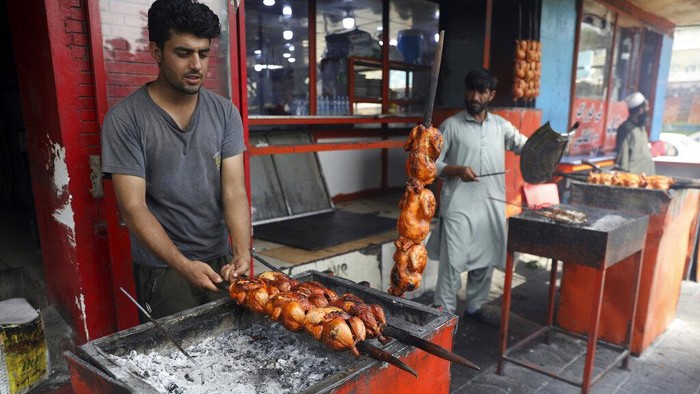 Berkuasanya Taliban di sejumlah daerah dan Ibu Kota Afghanistan picu gelombang migrasi warganya. Lantas seperti apa kehidupan di Kabul usai dikuasai Taliban?