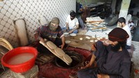 Sejumlah warga tengah membuat roti di salah satu toko roti lokal di kawasan Kabul, Afghanistan, Minggu (22/8/2021).