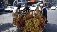 Penampakan geliat aktivitas perekonomian di kawasan Kabul, Ibu Kota Afghanistan, Minggu (22/8/2021).